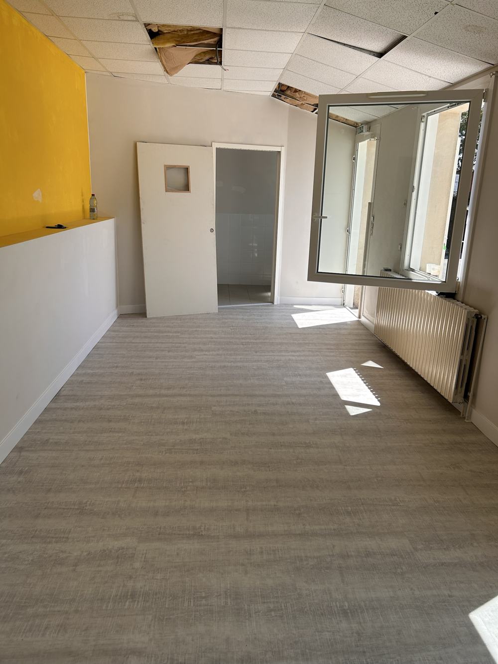 Pièce après travaux : sol PVC gris effet bois clair