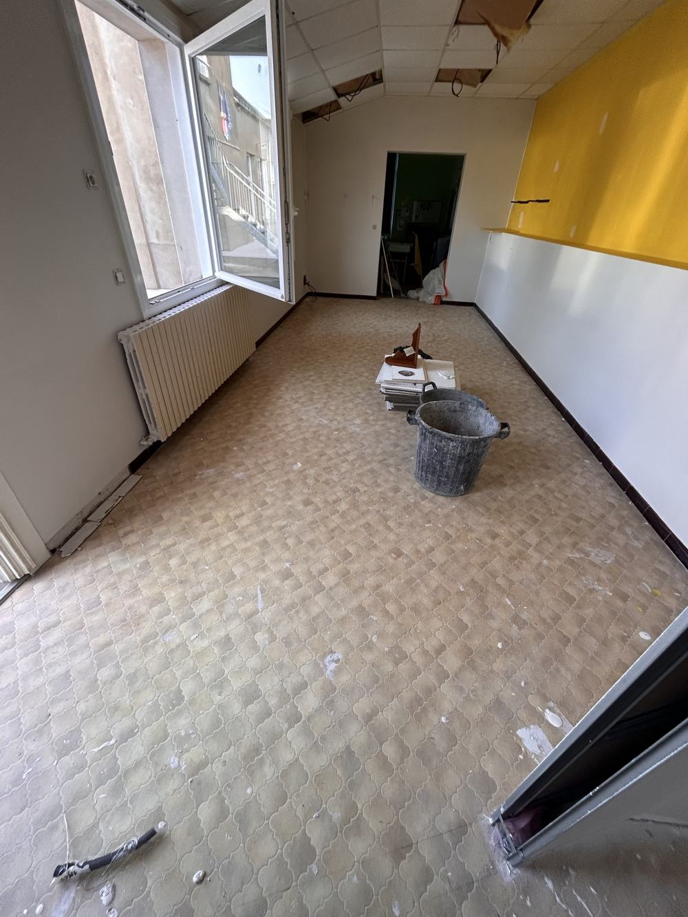 Pièce avant travaux : ancien revêtement de sol à motifs