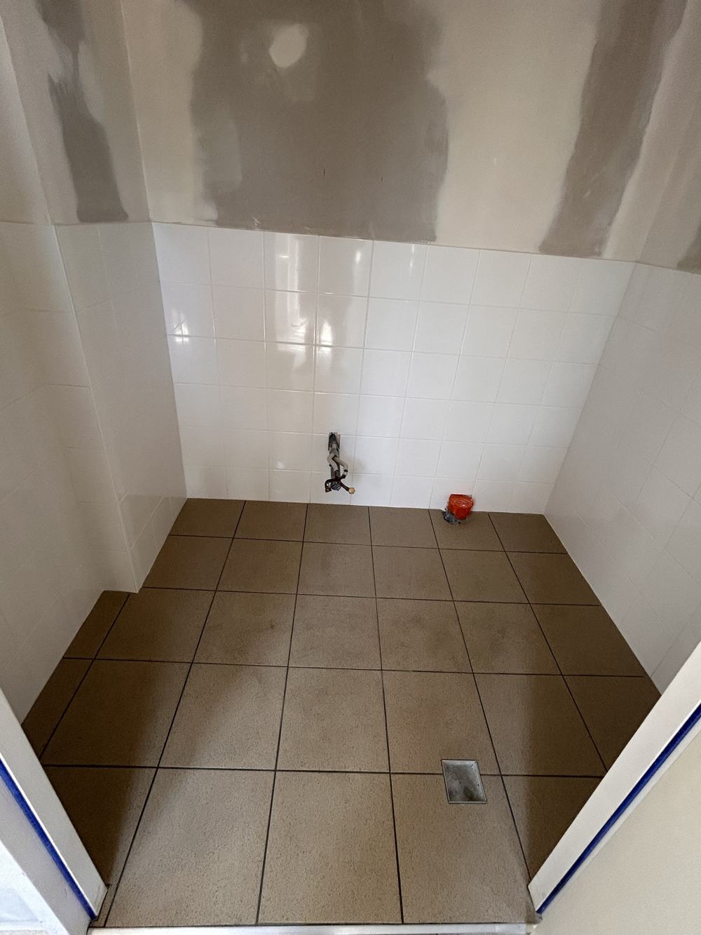 WC après travaux : faïence blanche aux murs et carrelage au sol
